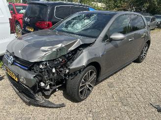 damaged passenger cars Volkswagen Golf 1.4 TSI GTE  Hybrid Automaat   ( Panoramadak ) 2015/11