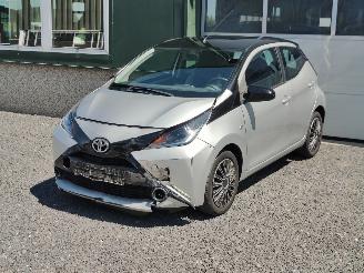uszkodzony samochody osobowe Toyota Aygo 1.0 VVT-i  X-Play Cruise 2015/2