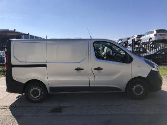 krockskadad bil bedrijf Opel Vivaro 1.6D 92kW E6 Airco Navi 2018/11