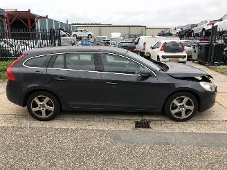 Damaged car Volvo V-60 1.6i T4 Momentum Automaat 132kW E5 2011/3