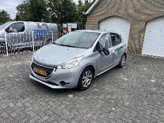 Damaged car Peugeot 208 1.0 vti weinig km !! 2013/12