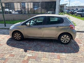Peugeot 208 1.2 VTI picture 10