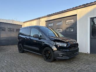 krockskadad bil auto Ford Transit courier 2017/10