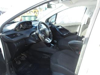 Peugeot 208  picture 16