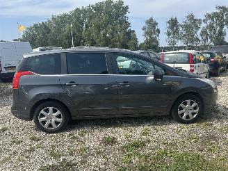 Peugeot 5008 1.6 HDiF Blue Lease 7p picture 23