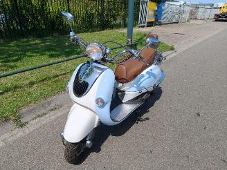 krockskadad bil bromfiets Znen ZN50QT-HS snorscooter met origineel 279 km gelopen !!!! 2010/7