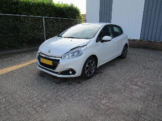 uszkodzony samochody osobowe Peugeot 208 1.2 Navi Airco Parelmoer Wit 5-Drs 2016/4