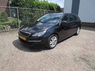 Voiture accidenté Peugeot 308 1.2 Navi Clima 6-Bak 2014/10