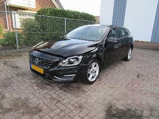 Voiture accidenté Volvo V-60 2.4 D5 Hybride Navi Clima 2015/10
