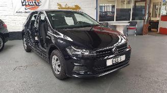 uszkodzony samochody osobowe Volkswagen Polo 1.0 MPI 12V 4DRS BENZ 999CC 59KW 80PK 2021/2