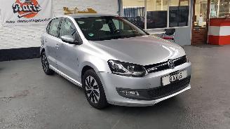 damaged passenger cars Volkswagen Polo 1.0 TSI 12V BLUEMOTION  BENZ 999CC 70KW 95PK 2015/10