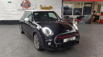 Vaurioauto  passenger cars Mini Cooper 1.5 12V COOPER  2 DRS BENZ 1.499CC 100KW 136PK 2015/8