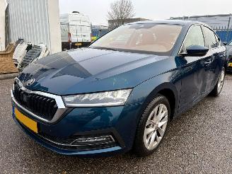 uszkodzony samochody osobowe Skoda Octavia 1.5 AUTOMAAT  e-TSI Business Edition Plus 2023/1
