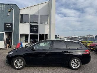 Peugeot 308 1.2 PureTech Blue Lease Executive picture 3
