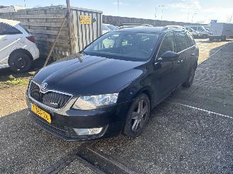 krockskadad bil auto Skoda Octavia 1.6 TDI Greenline Businessline 2014/12