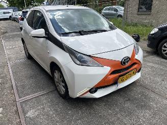 Schadeauto Toyota Aygo 1.0 VVT-I X-PLAY 2015/6