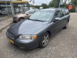 Vaurioauto  passenger cars Volvo V-70 2.4  Edition 1 2006/8