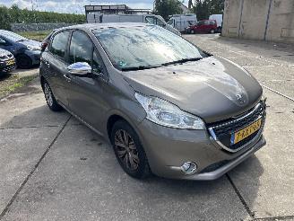 damaged passenger cars Peugeot 208 1.2  VTI ACTIVE 2013/5