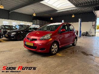 skadebil auto Toyota  1.0-12V Aspiration Red 93.000 NAP! 2010/12