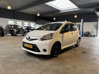 skadebil auto Toyota Aygo 1.0 VVT-i Now NAP! 2013/10