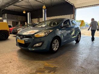 Vaurioauto  passenger cars Hyundai I-30 1.6 GDI i-Vision 2013/2