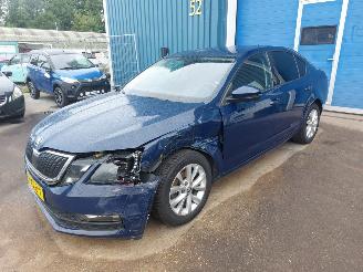 Vaurioauto  passenger cars Skoda Octavia Octavia (5EAA) Liftback 1.6 TDI 16V 2017/9