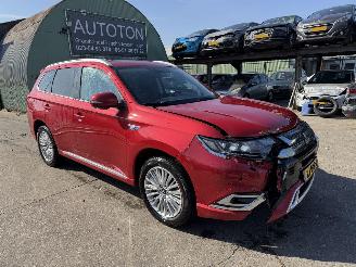krockskadad bil auto Mitsubishi Outlander 2.4 PHEV 99KW Clima Navi Schuifdak IntenseNAP 2019/1