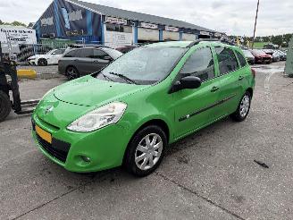 uszkodzony samochody osobowe Renault Clio 1.2-16V 55KW Navi Airco Authentique 2012/4