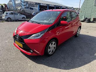 Vaurioauto  passenger cars Toyota Aygo 1.0 VVT-I X-Play Airco Navi Led Camera 5-Drs 2015/9
