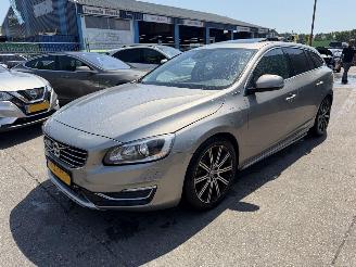 Auto incidentate Volvo V-60 2.4 D6 AWD 158W PHEV Schuifdak Clima Navi Leer Camera Summum NAP 2013/12