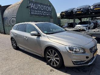 damaged passenger cars Volvo V-60 2.4 D6 AWD 158W PHEV Schuifdak Clima Navi Leer Camera Summum NAP 2013/12