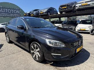 Schadeauto Volvo V-60 2.4 D6 AWD PHEV 158KW Clima Navi Schuifdak Camera Led Xenon 2014/7