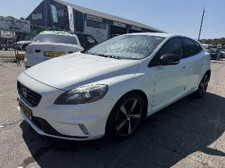 Vaurioauto  passenger cars Volvo V-40 2.0 D2 88KW R-Design Xenon Clima Navi Business NAP 2015/8