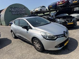 Unfallwagen Renault Clio 0.9 TCE 66KW Navi Airco Authentique 5-Drs 2015/9