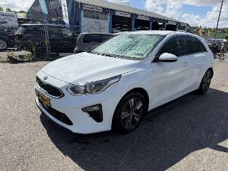 Voiture accidenté Kia Ceed 1.0 T-GDI 88KW Clima Navi Led Xenon Camera DynamicPlusLine NAP 2019/6