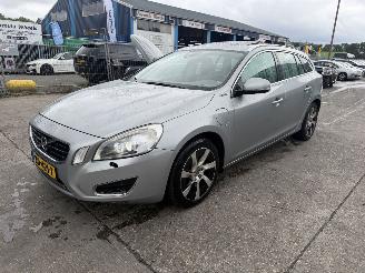 Damaged car Volvo V-60 2.4 D6 AWD 158KW PHEV Autom. Schuifdak Clima Navi 2013/3