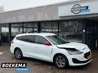 skadebil auto Ford Focus Wagon 1.0 EcoBoost 125PK Hybrid Navi Climate Cruise PDC Trekh. 2022/11