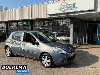 krockskadad bil auto Renault Clio 1.2 TCe Special Line Navigatie Airco 2010/4