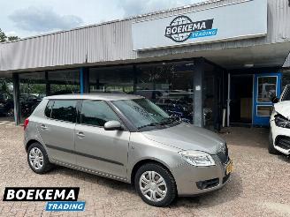 krockskadad bil auto Skoda Fabia 1.6-16V Ambiente Automaat Airco Stoelverwarming PDC Trekhaak 2008/10