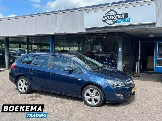 Vaurioauto  passenger cars Opel Astra Sports Tourer 1.6 Edition Automaat Navi Cruise Airco 2011/2