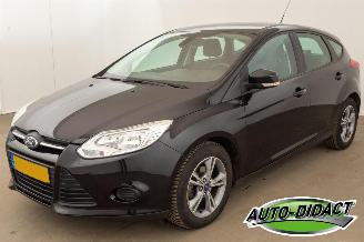 damaged passenger cars Ford Focus 1.0 EcoBoost Airco Navi Koppakking vervangen Edition 2014/4