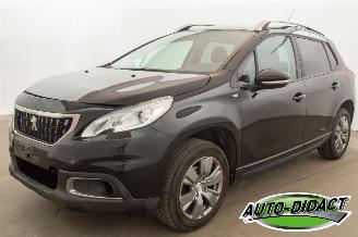 Vaurioauto  passenger cars Peugeot 2008 1.2 Clima Navi 117.759 km Access 2017/1