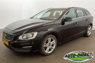 Unfallwagen Volvo V-60 2.0 D3 Navi Summum 2017/2