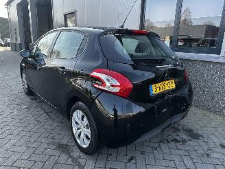 Peugeot 208 1.2 VTi Envy picture 3