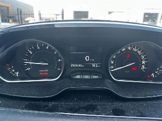 Peugeot 208 1.2 VTi Envy picture 20