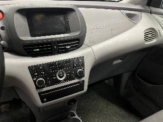 Nissan Almera Almera Tino (V10M) MPV 1.8 16V (QG18DE) [85kW]  (12-2002/02-2006) picture 17