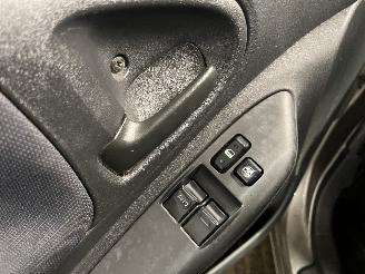 Toyota Yaris Yaris (P1) Hatchback 1.3 16V VVT-i (2SZFE) [64kW]  (04-2002/09-2005) picture 12