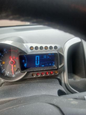 Chevrolet Aveo Aveo (300) Hatchback 1.4 16V (LDD) [74kW]  (03-2011/12-2015) picture 2