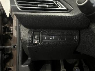 Peugeot 308 308 SW (L4/L9/LC/LJ/LR) Combi 5-drs 1.2 12V e-THP PureTech 110 (EB2DT(=
HNZ)) [81kW]  (03-2014/12-2021) picture 24