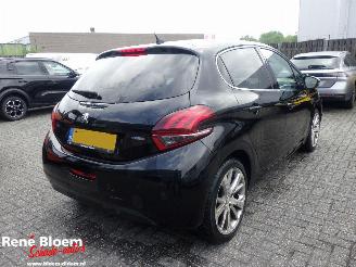 Damaged car Peugeot 208 1.2 Pure Tech Allure 110pk 2017/3
